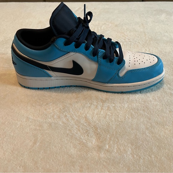 Air Jordan 1 Low UNC 2021 - Picture 10 of 17